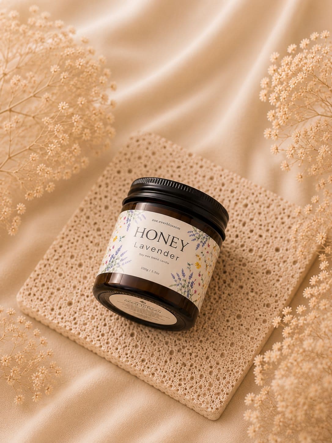 Honey Lavender Classic 100ml tampak miring di atas batu dekoratif