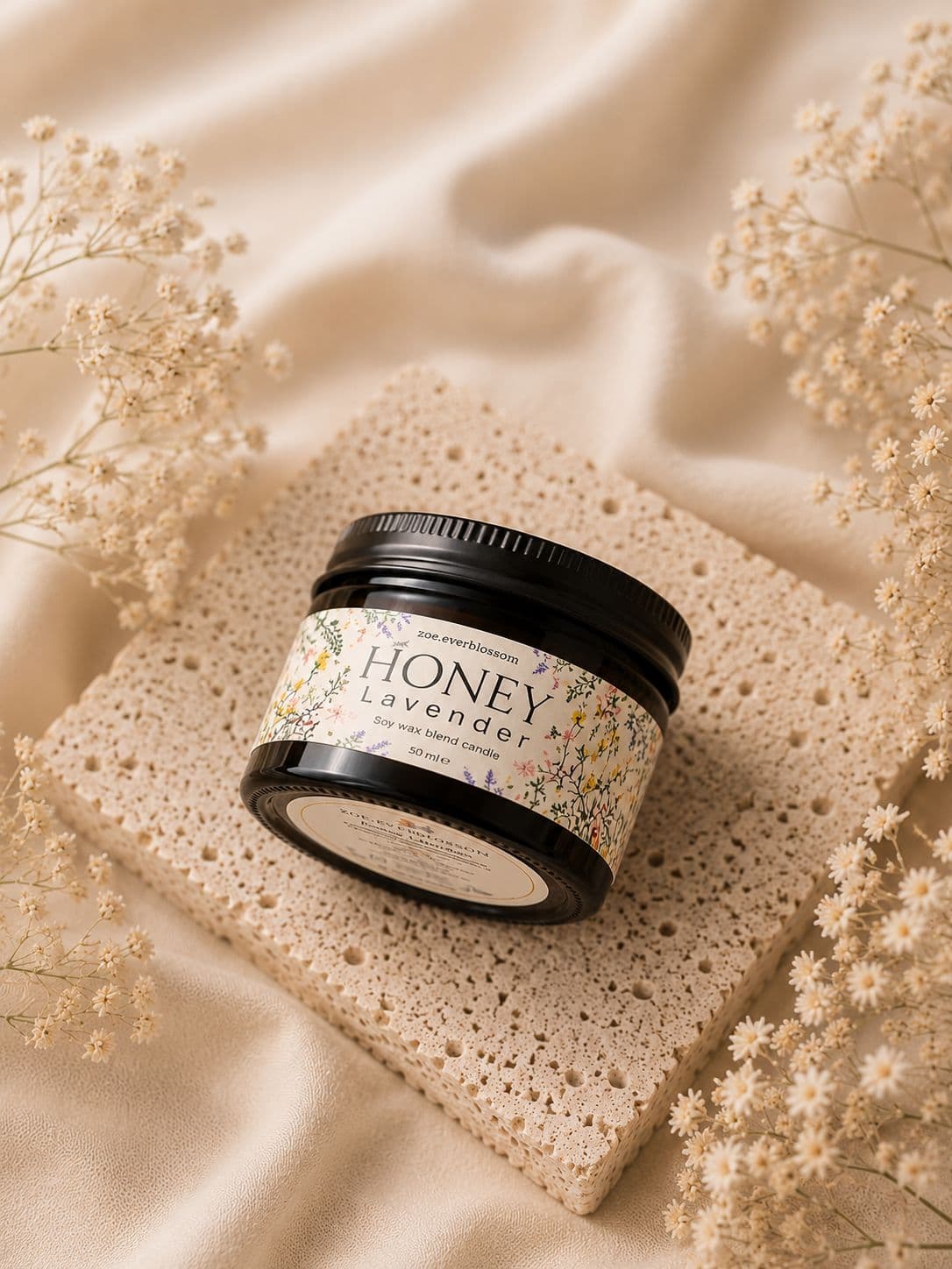 Honey Lavender Mini 50ml tampak miring di atas batu dekoratif