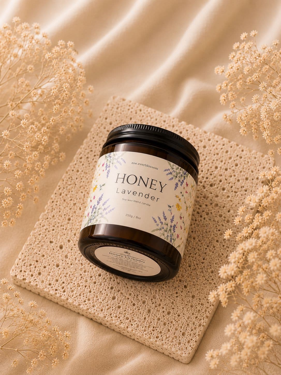 Honey Lavender Signature 250ml tampak miring di atas batu dekoratif