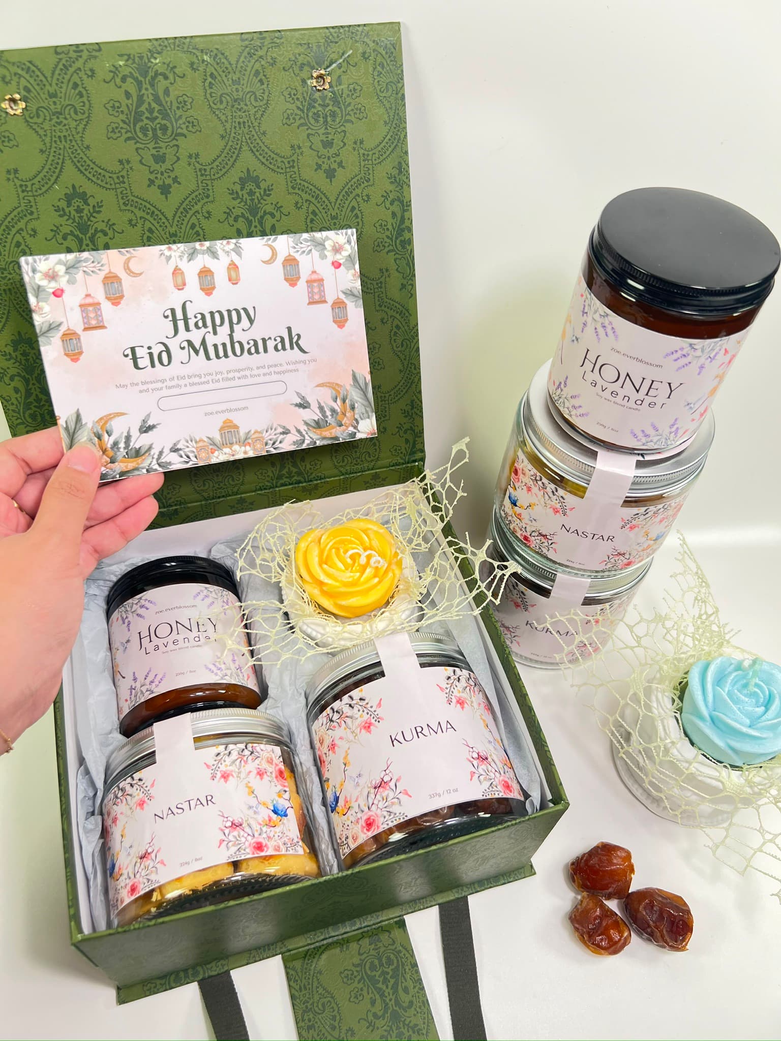 Zoe Hampers Lebaran berisi Honey Lavender candle, nastar, kurma, dan flower candle